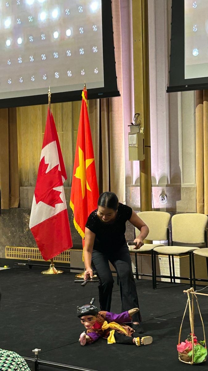 Artist from the VUFO's delegation performs puppetry at the ceremony.