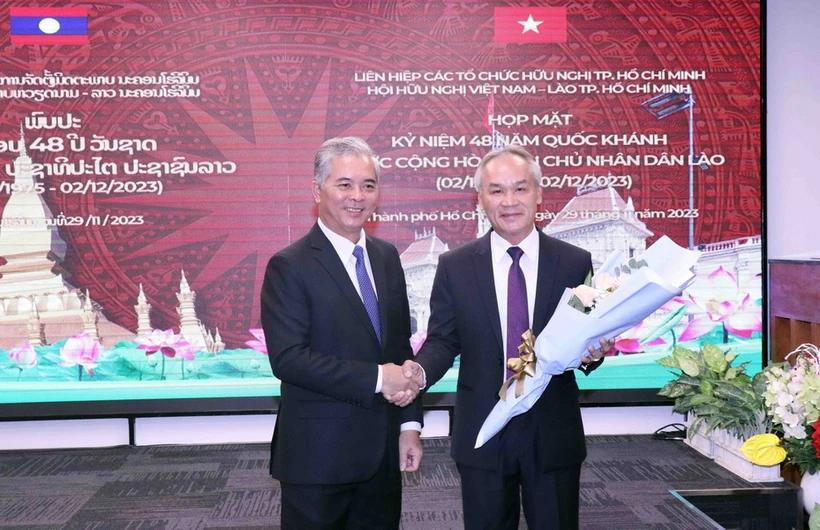 Phó Chủ tịch UBND Thành phố, Chủ tịch Hội hữu nghị Việt Nam-Lào Thành phố Hồ Chí Minh Ngô Minh Châu (trái) tặng hoa chúc mừng Tổng lãnh sự Lào tại Thành phố Hồ Chí Minh Phonesy Bounmixay (phải). (Ảnh: Xuân Khu/TTXVN) Phó Chủ tịch UBND Thành phố, Chủ tịch Hội hữu nghị Việt Nam-Lào Thành phố Hồ Chí Minh Ngô Minh Châu (trái) tặng hoa chúc mừng Tổng lãnh sự Lào tại Thành phố Hồ Chí Minh Phonesy Bounmixay (phải). (Ảnh: Xuân Khu/TTXVN)