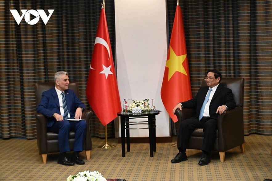 Prime Minister Pham Minh Chinh (R) receives Turkish Minister of Trade Omer Bolat in Ankara on November 29. (Photo: VGP) Prime Minister Pham Minh Chinh (R) receives Turkish Minister of Trade Omer Bolat in Ankara on November 29. (Photo: VGP)