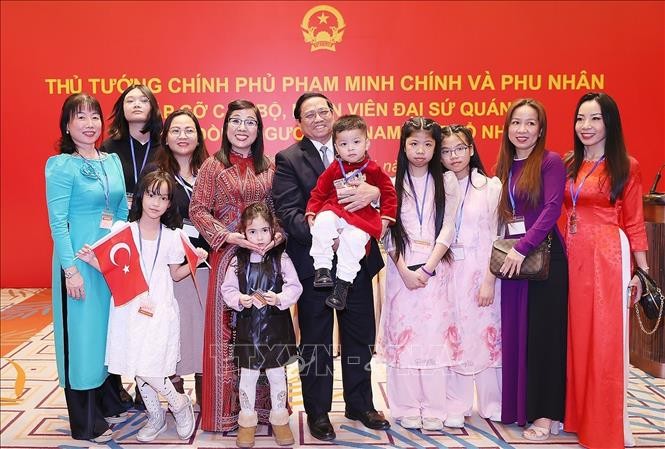 Thủ tướng Phạm Minh Chính gặp gỡ cộng đồng người Việt Nam tại Thổ Nhĩ Kỳ Thủ tướng Phạm Minh Chính gặp gỡ cộng đồng người Việt Nam tại Thổ Nhĩ Kỳ