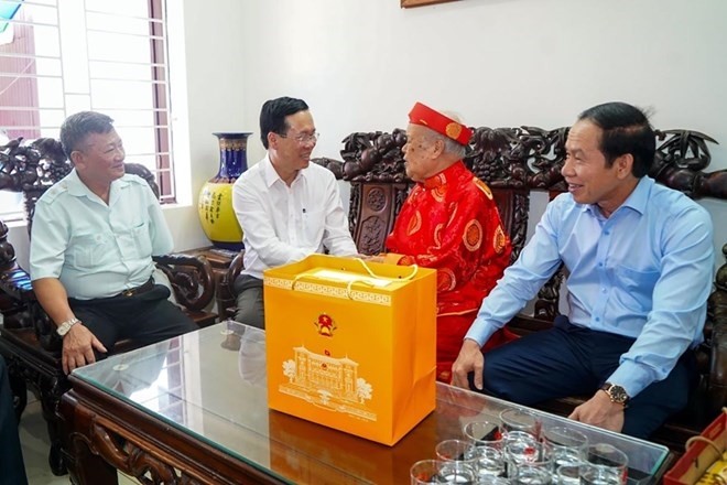 Chủ tịch nước Võ Văn Thưởng thăm, tặng quà gia đình người có công tại Hải Phòng năm 2023. Ảnh: TTXVN