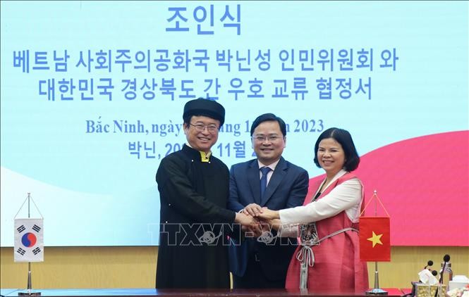Ông Lee Cheol Woo, Tỉnh trưởng tỉnh Gyeongsangbuk và Chủ tịch UBND tỉnh Bắc Ninh Nguyễn Hương Giang ký kết biên bản ghi nhớ trước sự chứng kiến của lãnh đạo hai địa phương. Ảnh: Ông Lee Cheol Woo, Tỉnh trưởng tỉnh Gyeongsangbuk và Chủ tịch UBND tỉnh Bắc Ninh Nguyễn Hương Giang ký kết biên bản ghi nhớ trước sự chứng kiến của lãnh đạo hai địa phương. Ảnh: