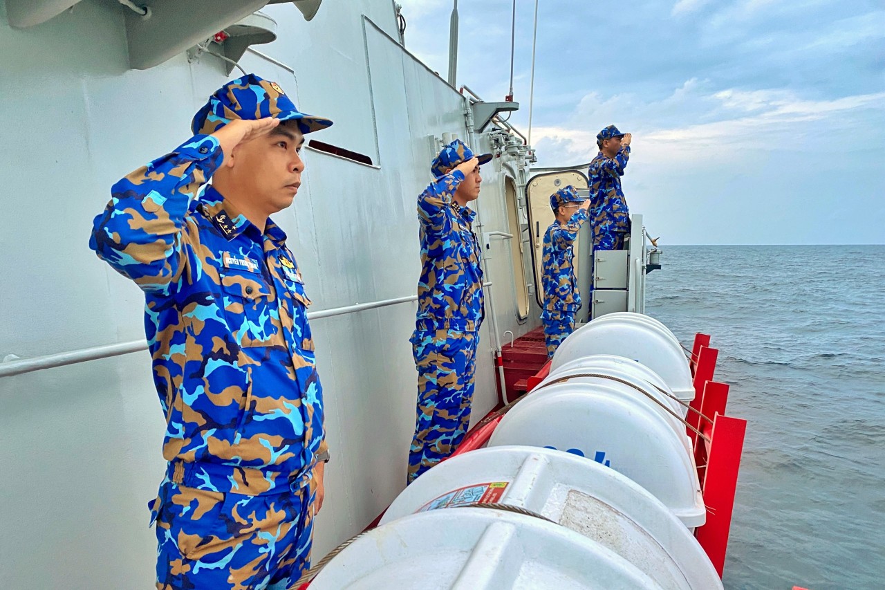 Sĩ quan Tàu 264 thực hiện thủ tục chào nhau trên biển giữa tàu hải quân các nước ASEAN. Sĩ quan Tàu 264 thực hiện thủ tục chào nhau trên biển giữa tàu hải quân các nước ASEAN.