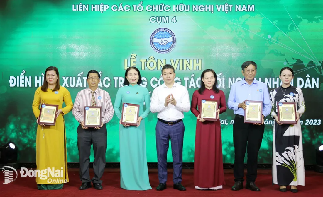 Chủ tịch Liên hiệp các tổ chức hữu nghị Việt Nam Phan Anh Sơn trao khen thưởng các cá nhân, tập thể của Cụm 4 vì đã có thành tích tiêu biểu trong hoạt động công tác đối ngoại nhân dân Chủ tịch Liên hiệp các tổ chức hữu nghị Việt Nam Phan Anh Sơn trao khen thưởng các cá nhân, tập thể của Cụm 4 vì đã có thành tích tiêu biểu trong hoạt động công tác đối ngoại nhân dân