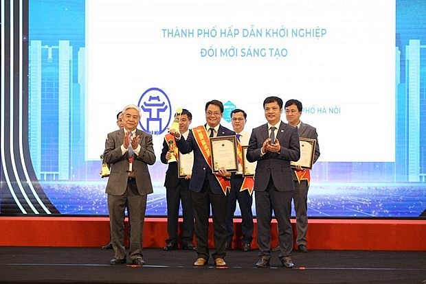 At the award ceremony. (Photo: hanoimoi.vn) At the award ceremony. (Photo: hanoimoi.vn)