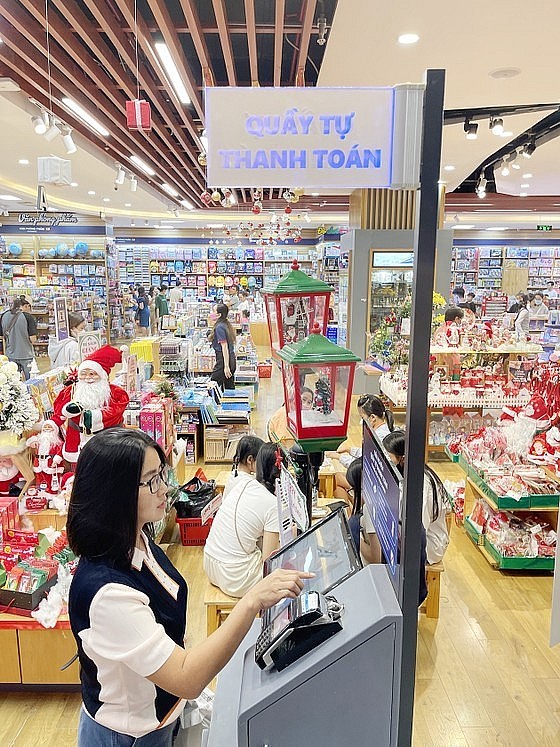 A customer in Fahasa Book Store in HCMC is processing a self-checkout (Photo: SGGP) A customer in Fahasa Book Store in HCMC is processing a self-checkout (Photo: SGGP)