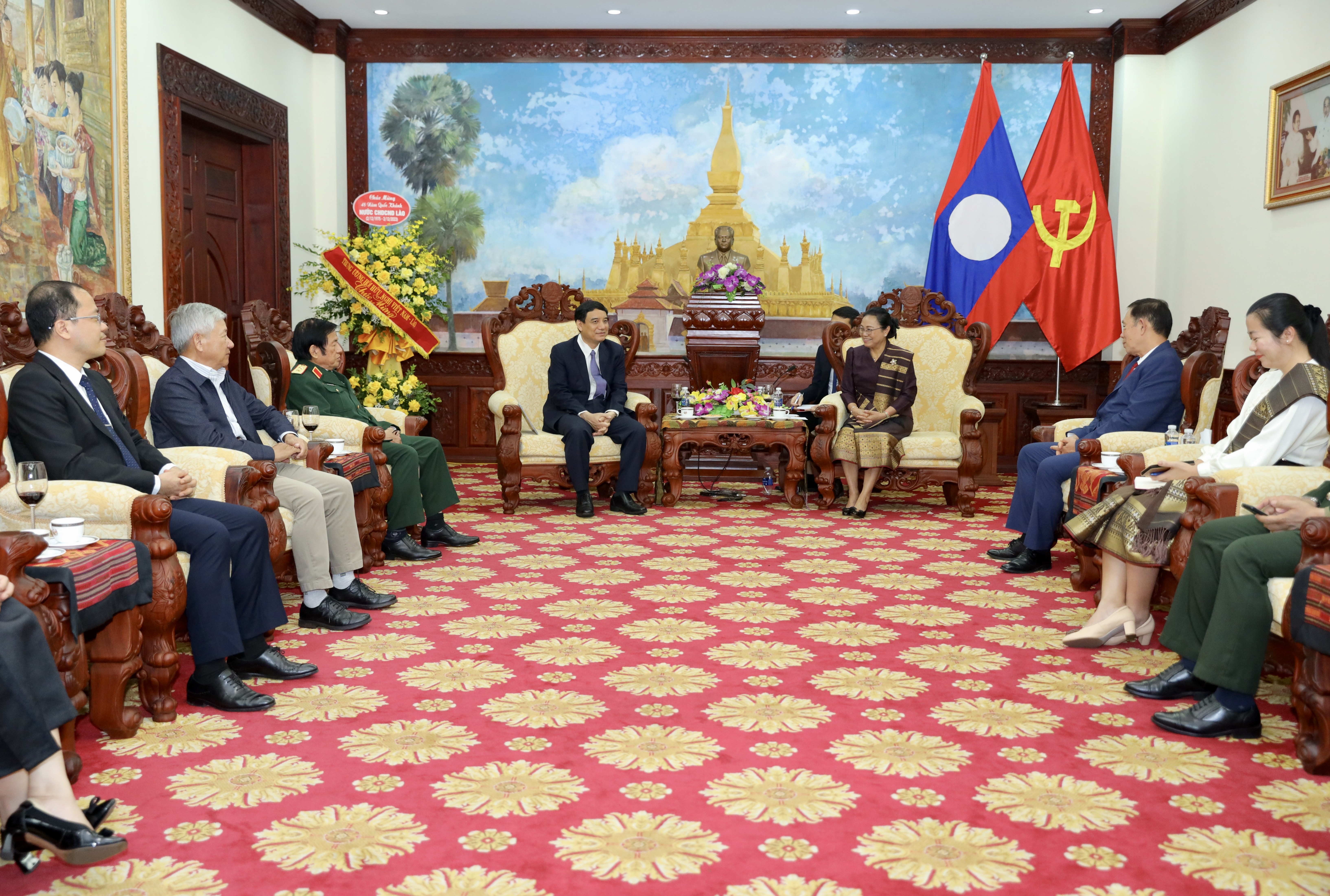 Ông Nguyễn Đắc Vinh trao đổi với Đại sứ Khamphao Eunthavanh Ông Nguyễn Đắc Vinh trao đổi với Đại sứ Khamphao Eunthavanh