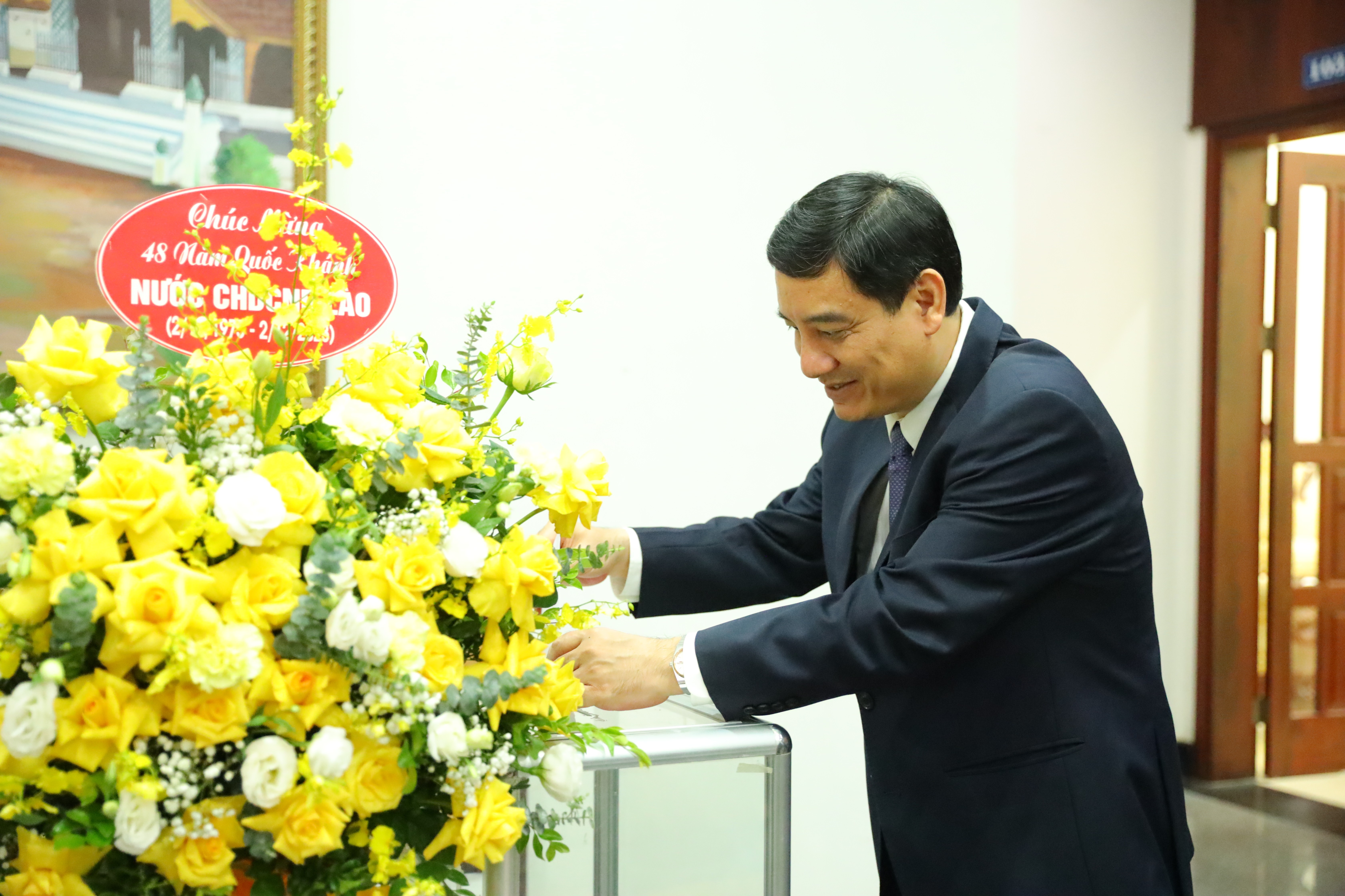 Chủ tịch Hội hữu nghị Việt Nam - Lào ủng hộ quỹ từ thiện của Đại sứ quán Lào tại Việt Nam Chủ tịch Hội hữu nghị Việt Nam - Lào ủng hộ quỹ từ thiện của Đại sứ quán Lào tại Việt Nam