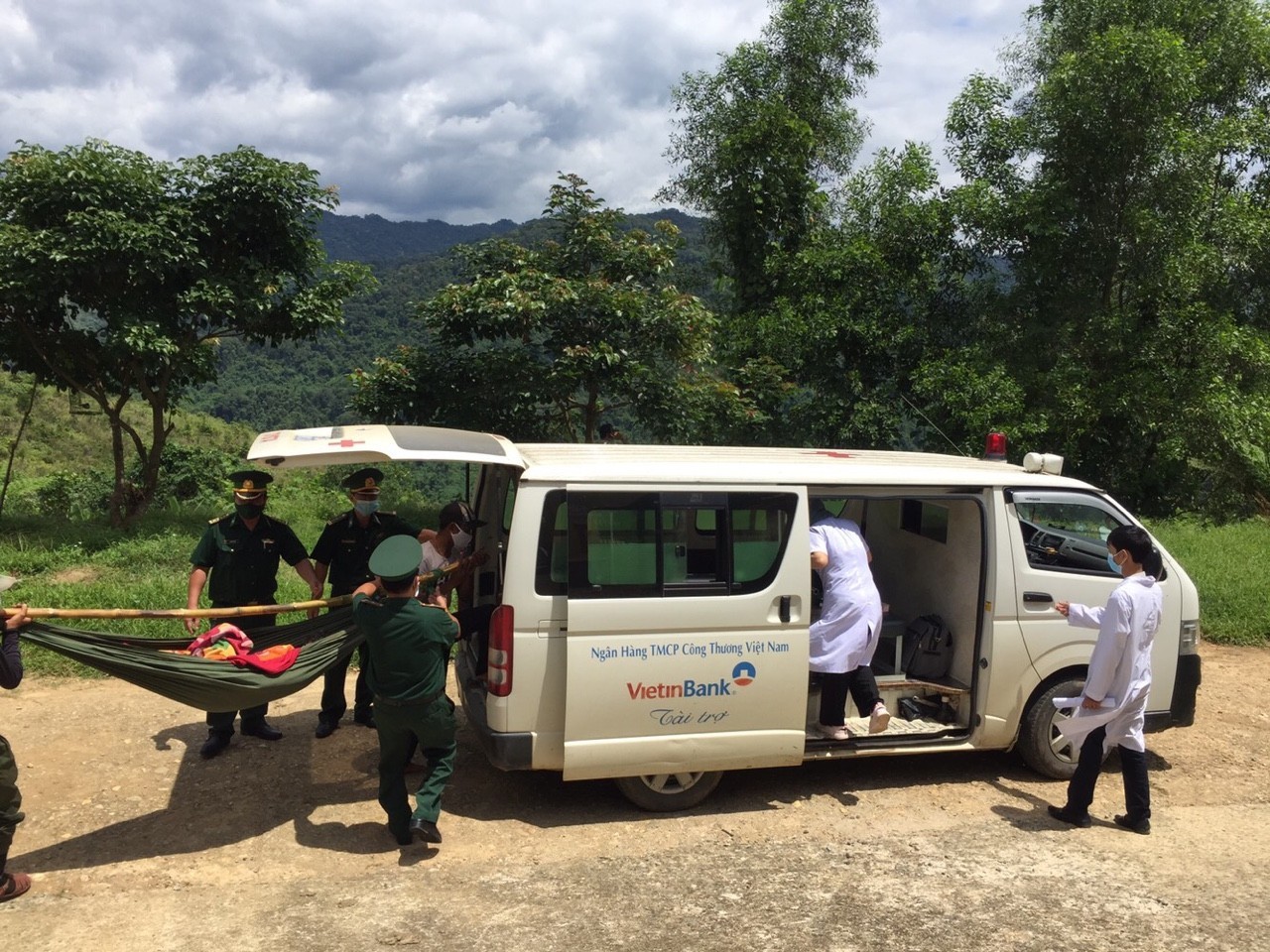 Lực lượng biên phòng đưa bệnh nhân đến cấp cứu tại Trung tâm Y tế huyện A Lưới Lực lượng biên phòng đưa bệnh nhân đến cấp cứu tại Trung tâm Y tế huyện A Lưới
