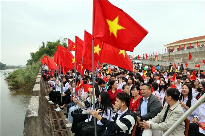 Độc đáo màn hát đối trên sông biên giới Việt - Trung Độc đáo màn hát đối trên sông biên giới Việt - Trung