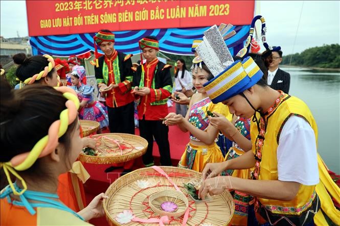 Độc đáo màn hát đối trên sông biên giới Việt - Trung Độc đáo màn hát đối trên sông biên giới Việt - Trung