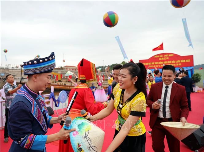Độc đáo màn hát đối trên sông biên giới Việt - Trung Độc đáo màn hát đối trên sông biên giới Việt - Trung