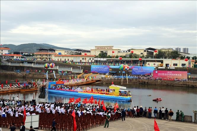 Độc đáo màn hát đối trên sông biên giới Việt - Trung Độc đáo màn hát đối trên sông biên giới Việt - Trung
