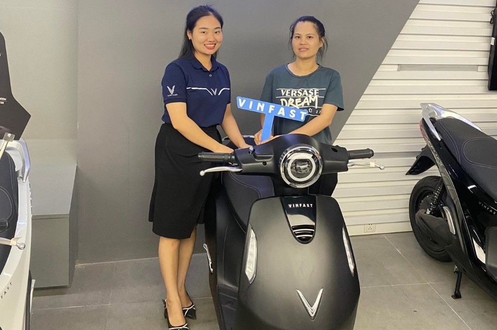Cô giáo Nguyễn Thị Tuyết nhận xe Evo200 tại Showroom VinFast Cô giáo Nguyễn Thị Tuyết nhận xe Evo200 tại Showroom VinFast