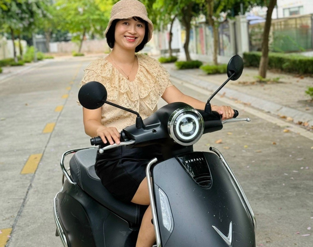 Cô giáo Kim Phụng lựa chọn xe máy điện VinFast vì việc bảo dưỡng nhàn và tiết kiệm hơn xe xăng Cô giáo Kim Phụng lựa chọn xe máy điện VinFast vì việc bảo dưỡng nhàn và tiết kiệm hơn xe xăng