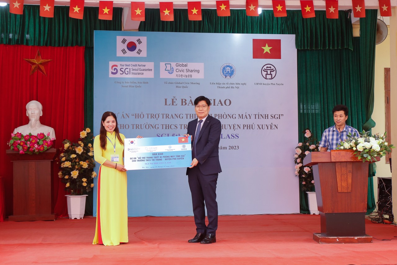 Giám đốc SGI Kwon Soon Yong trao tặng phòng tin học cho Trường THCS Tri Trung. Giám đốc SGI Kwon Soon Yong trao tặng phòng tin học cho Trường THCS Tri Trung.