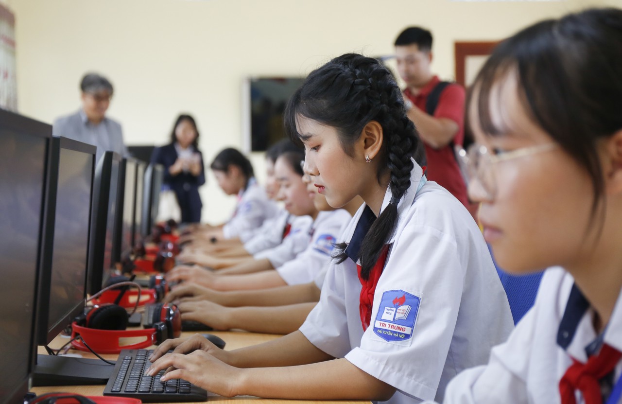 Học sinh trường THCS Tri Trung có cơ hội thực hành công nghệ thông tin. Học sinh trường THCS Tri Trung có cơ hội thực hành công nghệ thông tin.
