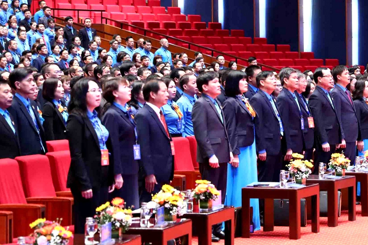 Lễ Các đại biểu dự lễ chào cờ trước khi bắt đầu phiên họp. Lễ Các đại biểu dự lễ chào cờ trước khi bắt đầu phiên họp.