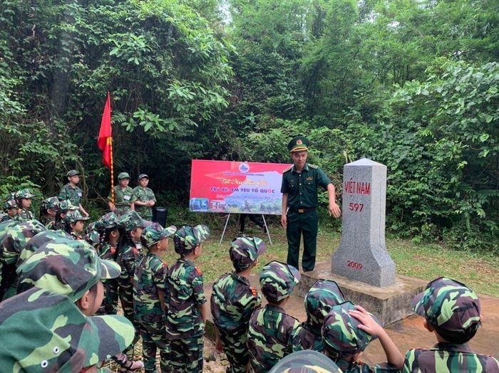 Đồn Biên phòng Hướng Phùng (Quảng Trị) tổ chức buổi ngoại khóa Tiết học biên giới tại cột mốc biên giới quốc gia 597 cho 60 cháu học sinh khối tiểu học trên địa bàn thị trấn Khe Sanh. (Ảnh: Bích Liên) Đồn Biên phòng Hướng Phùng (Quảng Trị) tổ chức buổi ngoại khóa Tiết học biên giới tại cột mốc biên giới quốc gia 597 cho 60 cháu học sinh khối tiểu học trên địa bàn thị trấn Khe Sanh. (Ảnh: Bích Liên)
