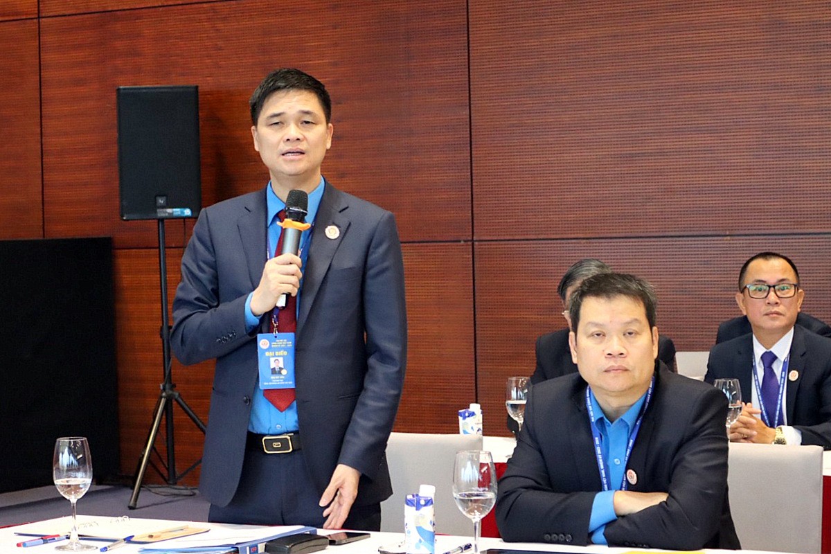 Ông Ngọ Duy Hiểu, Phó Chủ tịch Tổng LĐLĐ Việt Nam khóa XII, điều hành phiên thảo luận. Ông Ngọ Duy Hiểu, Phó Chủ tịch Tổng LĐLĐ Việt Nam khóa XII, điều hành phiên thảo luận.