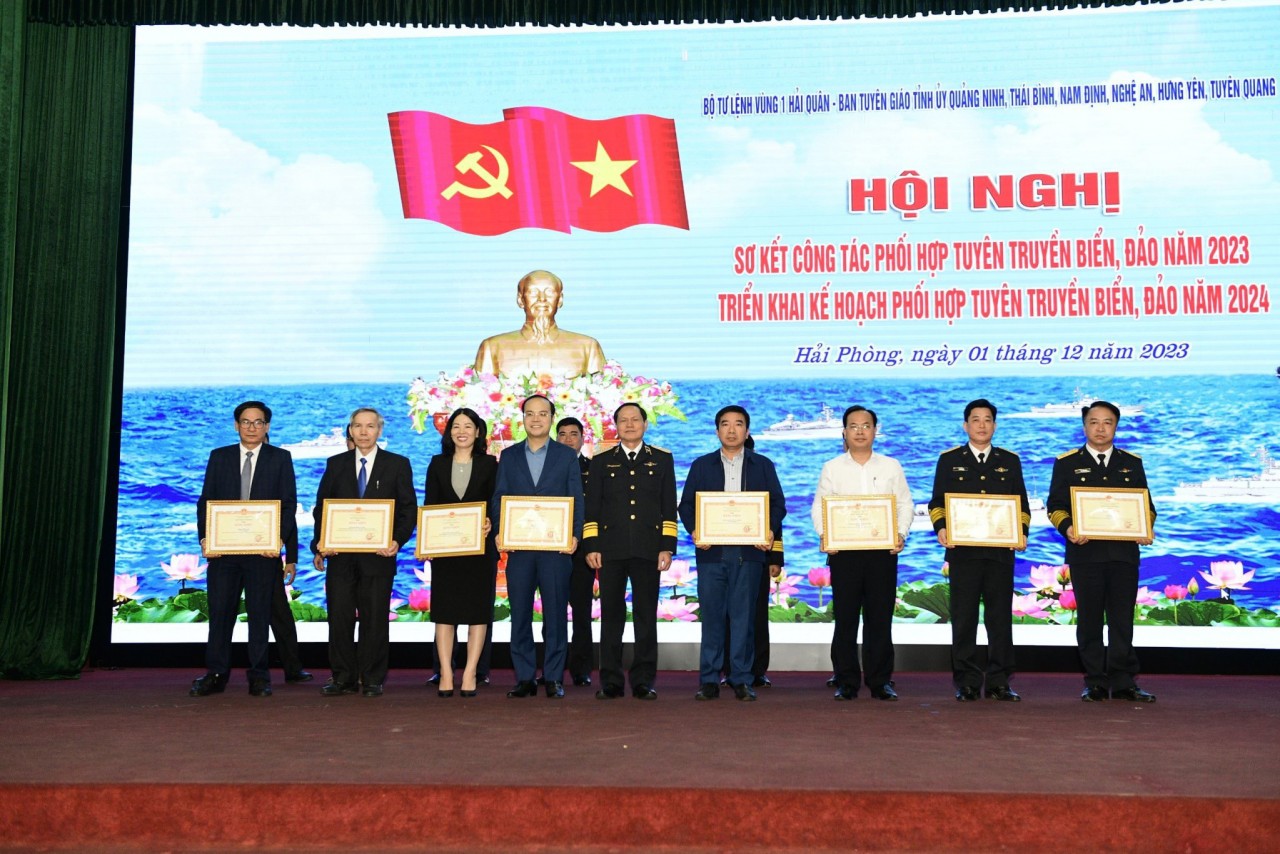 Vùng 1 Hải quân khám, cấp thuốc miễn phí cho 430 lượt ngư dân, sửa chữa 16 lượt tàu thuyền gặp nạn Vùng 1 Hải quân khám, cấp thuốc miễn phí cho 430 lượt ngư dân, sửa chữa 16 lượt tàu thuyền gặp nạn