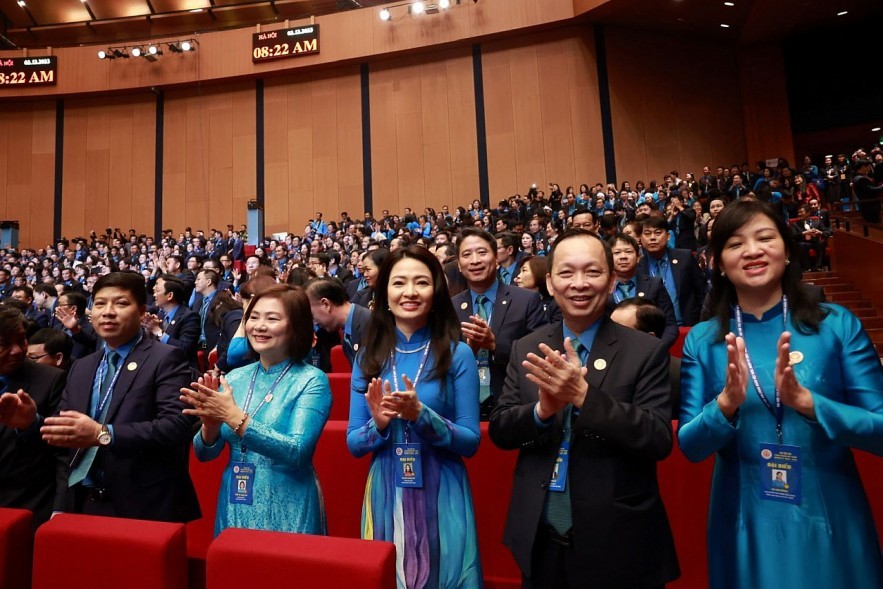 Tham dự đại hội có gần 1.100 đại biểu chính thức, đại diện cho hơn 11 triệu đoàn viên công đoàn trong cả nước. Tham dự đại hội có gần 1.100 đại biểu chính thức, đại diện cho hơn 11 triệu đoàn viên công đoàn trong cả nước.