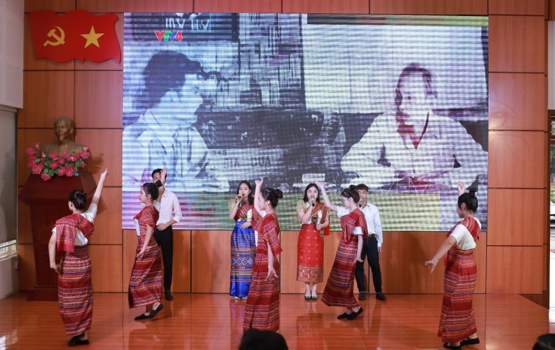 Nhiều hoạt động gặp mặt hữu nghị nhân Kỷ niệm 48 năm Quốc khánh Lào Nhiều hoạt động gặp mặt hữu nghị nhân Kỷ niệm 48 năm Quốc khánh Lào