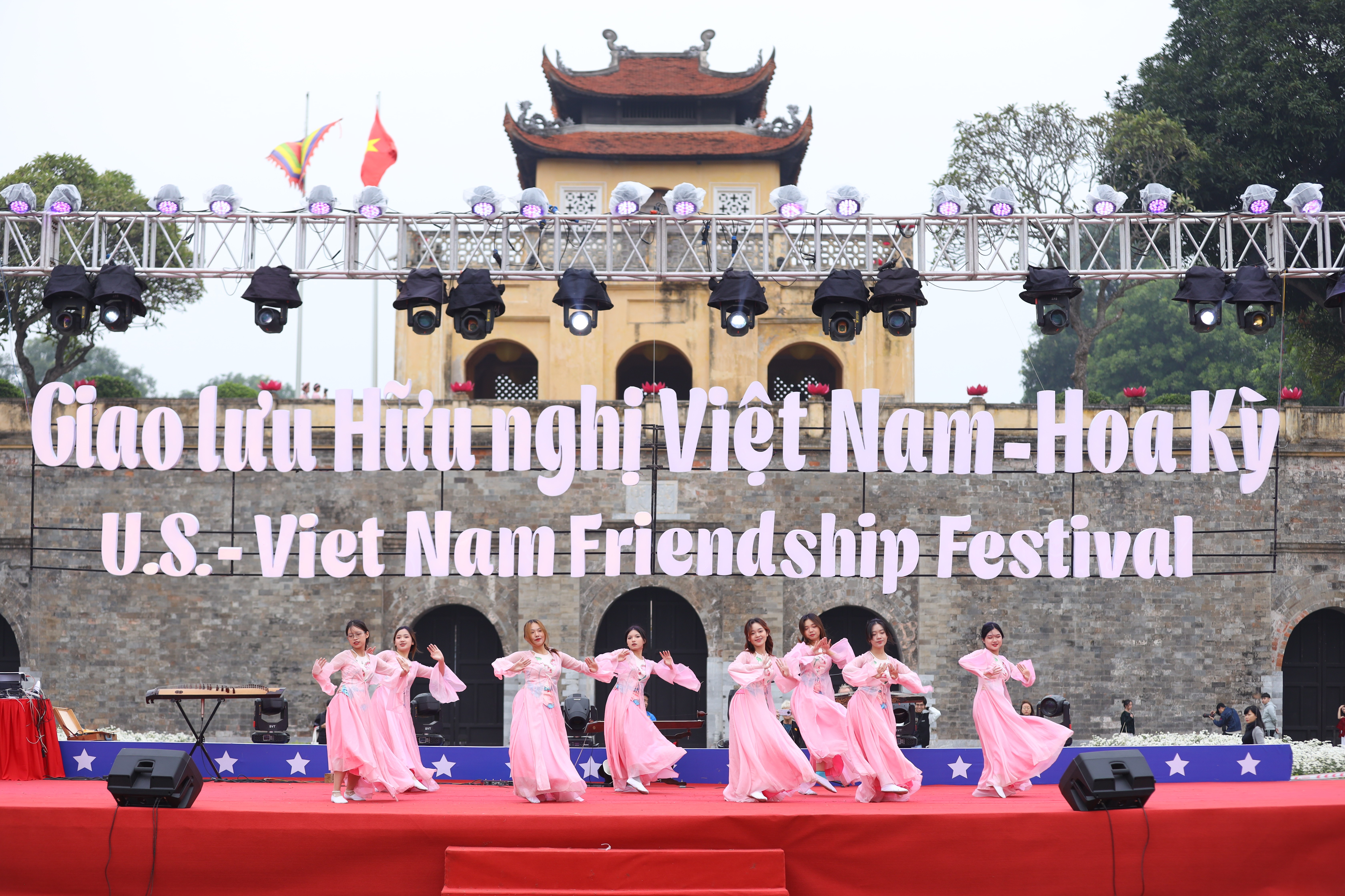 Gần 3.000 người tham dự Giao lưu hữu nghị Việt Nam - Hoa Kỳ Ngày hội của tình hữu nghị Việt Nam - Hoa Kỳ