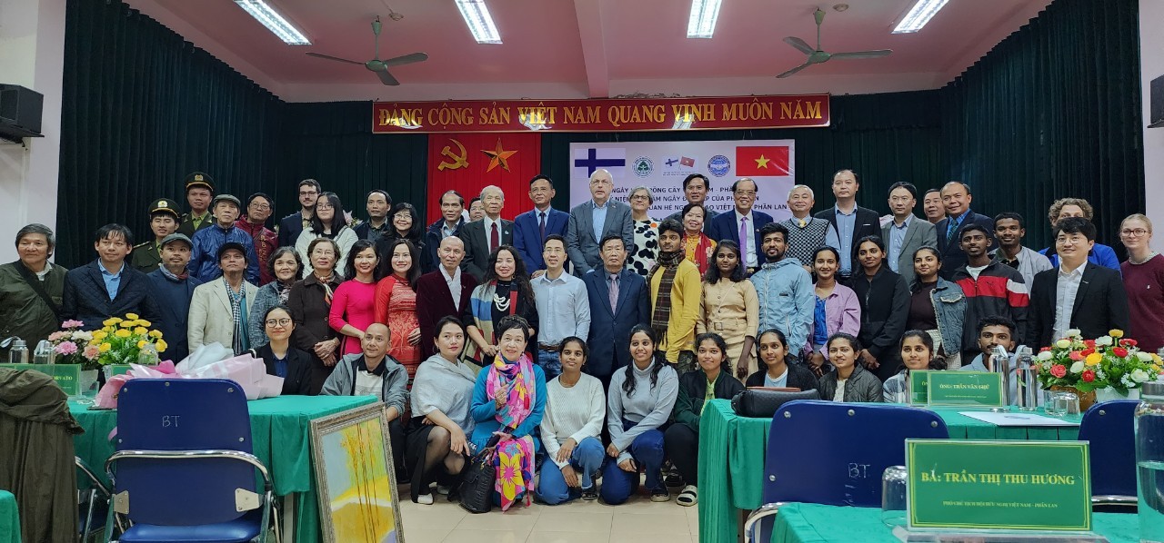 Trồng cây kỷ niệm 50 năm quan hệ Việt Nam - Phần Lan Trồng cây kỷ niệm 50 năm quan hệ Việt Nam - Phần Lan