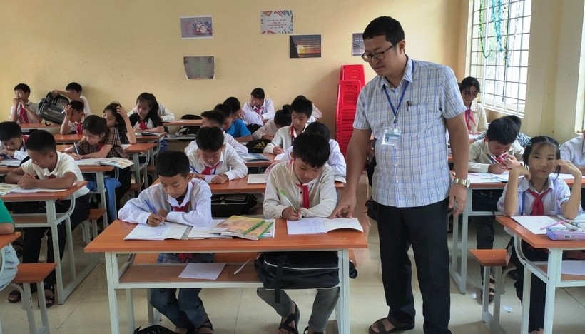 Thầy giáo Lương Minh Thắng, Hiệu trưởng Trường PTDTBT-THCS Trung Thượng, huyện biên giới Quan Sơn chỉ vui khi lớp đông đủ học trò