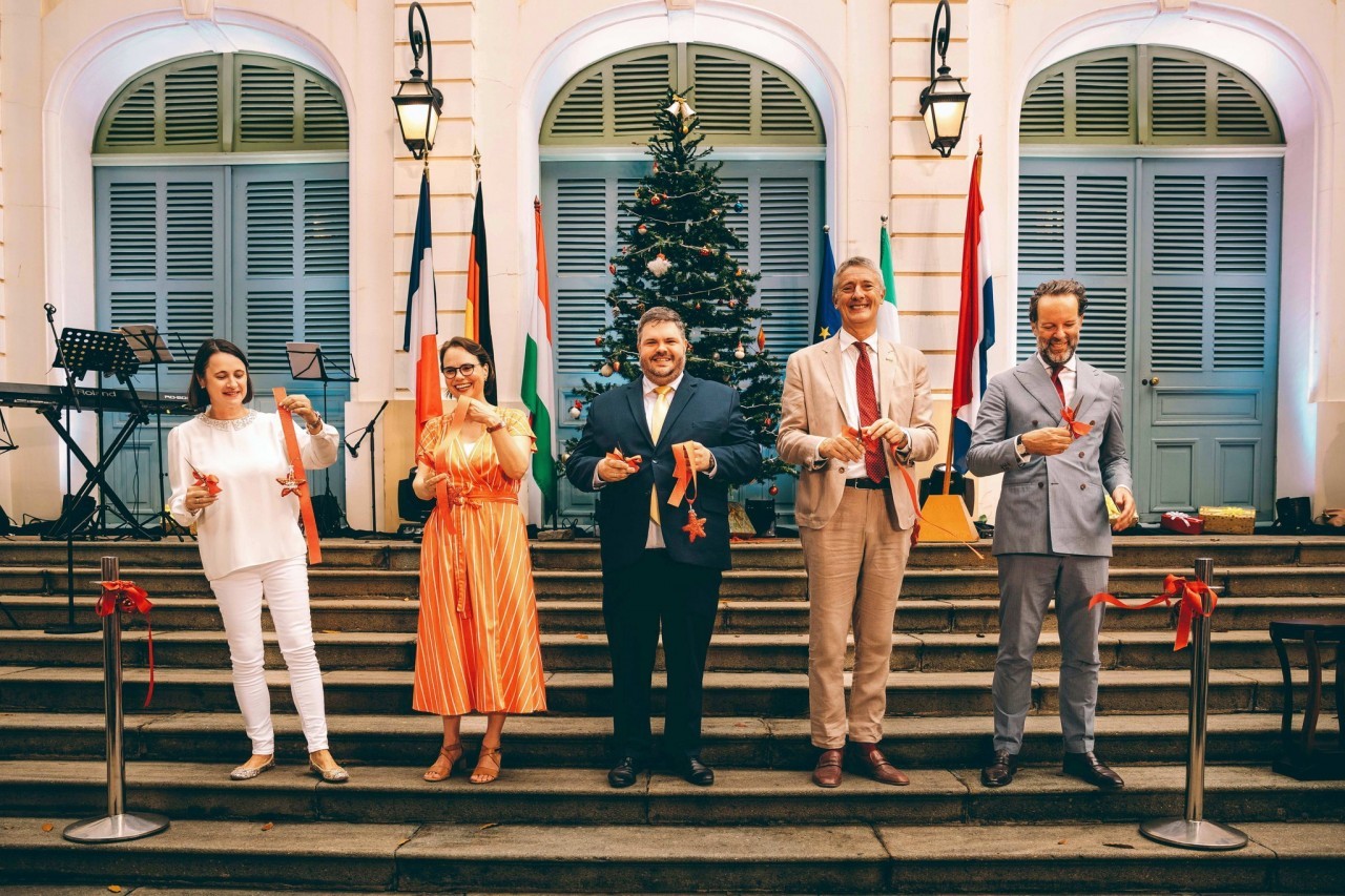 Consuls general of 5 European countries: France, Germany, Hungary, Italy and the Netherlands jointly cut the ribbon to open the Christmas Charity Fair in Ho Chi Minh City. Photo: Consulate General of France Consuls general of 5 European countries: France, Germany, Hungary, Italy and the Netherlands jointly cut the ribbon to open the Christmas Charity Fair in Ho Chi Minh City. Photo: Consulate General of France
