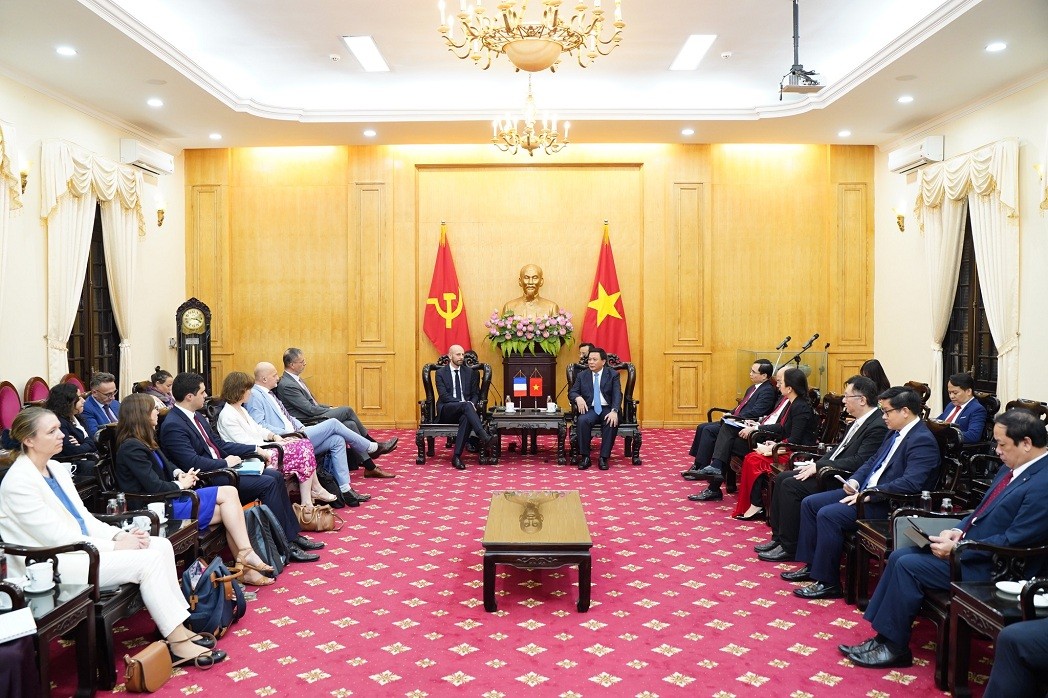 Vietnam, France Boost Process of Administrative Reform and Transformation Vietnam, France Boost Process of Public Service Reform and Transformation