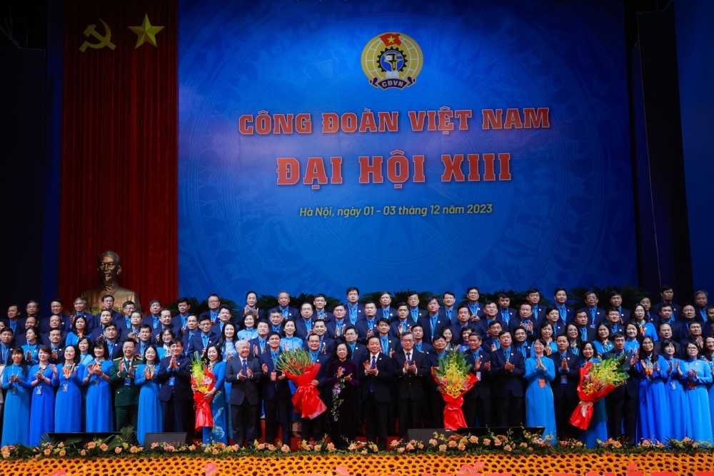 Ban Chấp hành Tổng LĐLĐ Việt Nam khoá XIII ra mắt đạt hội. Ban Chấp hành Tổng LĐLĐ Việt Nam khoá XIII ra mắt đạt hội.