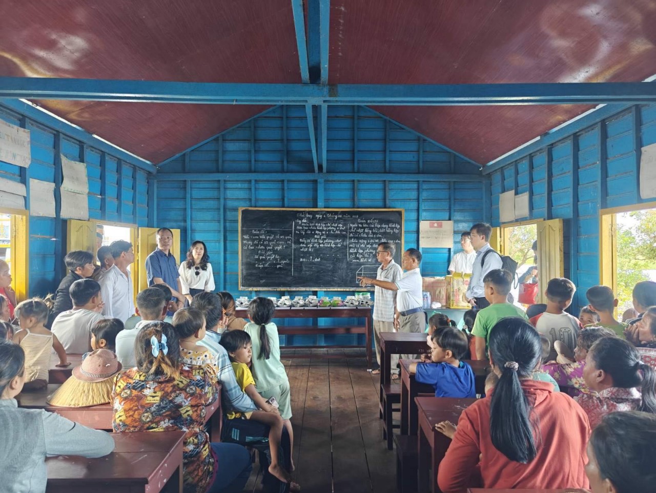 Thăm hỏi, động viên bà con gốc Việt tại Campuchia Thăm hỏi, động viên bà con gốc Việt tại Campuchia