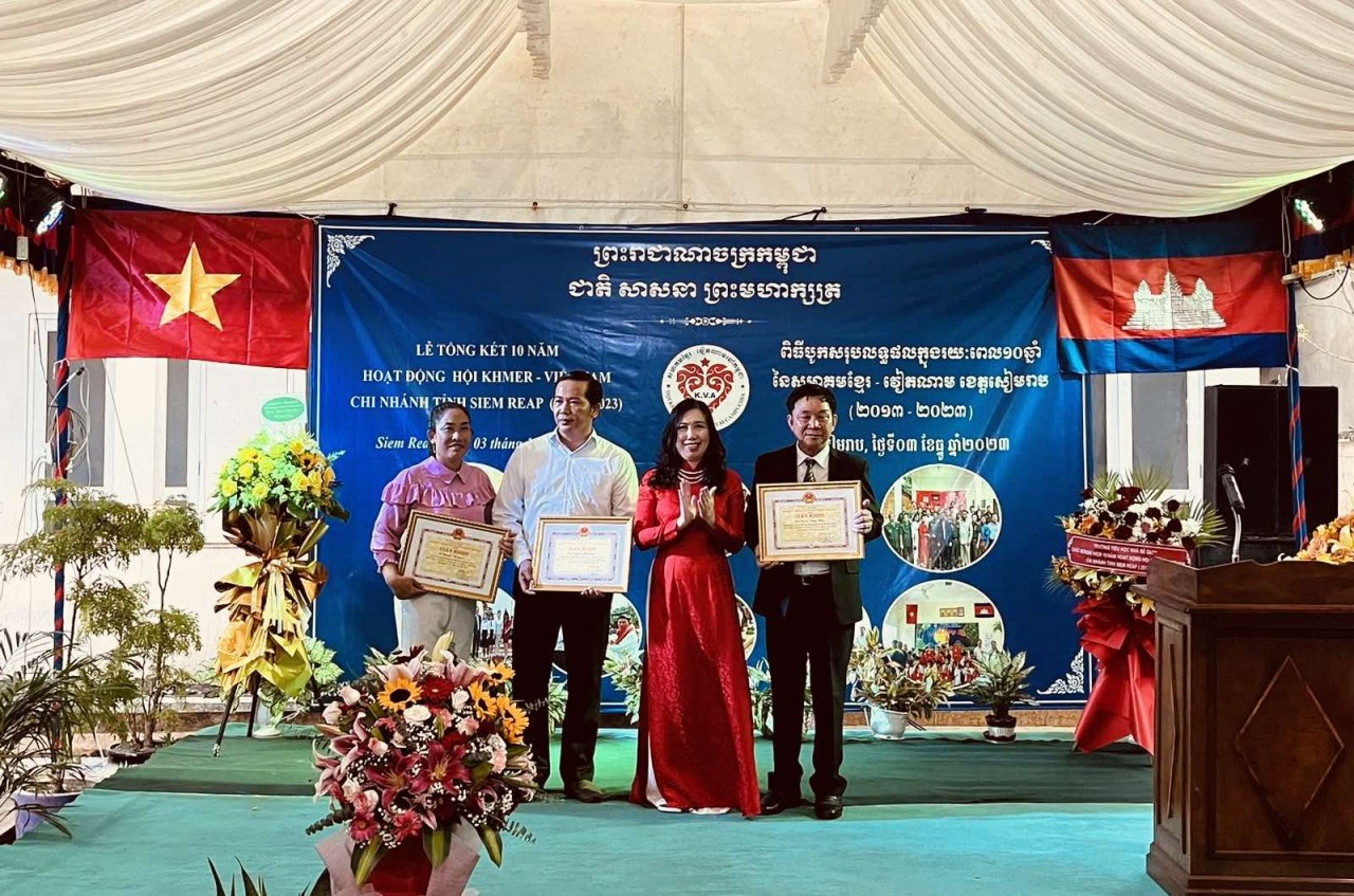 Thăm hỏi, động viên bà con gốc Việt tại Campuchia Thăm hỏi, động viên bà con gốc Việt tại Campuchia