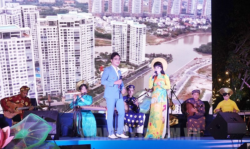 TPHCM: Khai mạc liên hoan đờn ca tài tử Nam bộ giải Hoa Sen Vàng lần VI TPHCM: Khai mạc liên hoan đờn ca tài tử Nam bộ giải Hoa Sen Vàng lần VI