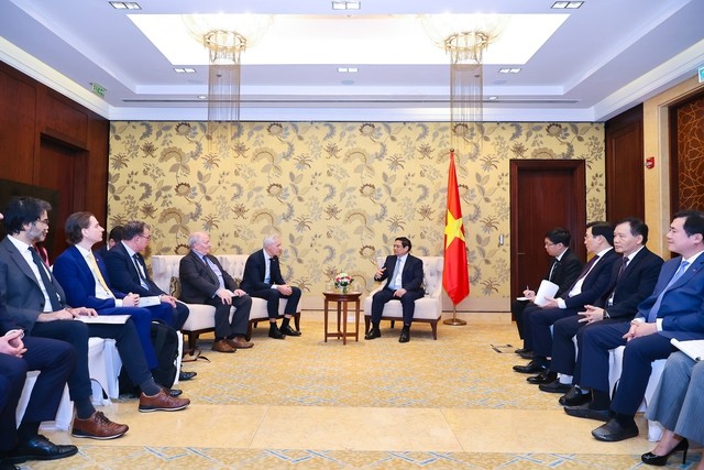 PM Chinh spoke highly of the groups' effective business activities, including offshore wind power development projects in Vietnam. Photo: VGP PM Chinh spoke highly of the groups' effective business activities, including offshore wind power development projects in Vietnam. Photo: VGP