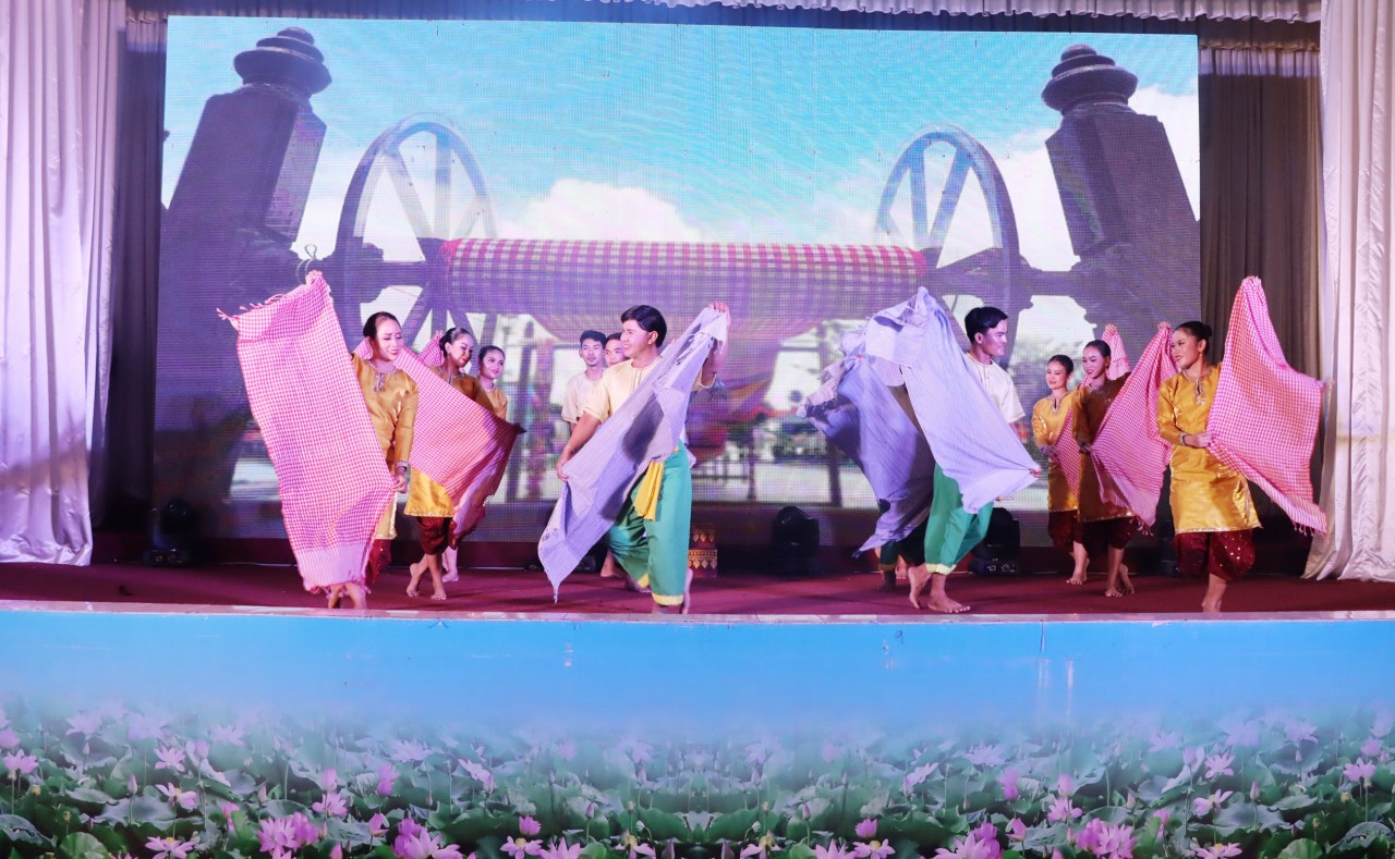 Giao lưu văn hóa Việt Nam - Campuchia tại Đồng Tháp Giao lưu văn hóa Việt Nam - Campuchia tại Đồng Tháp