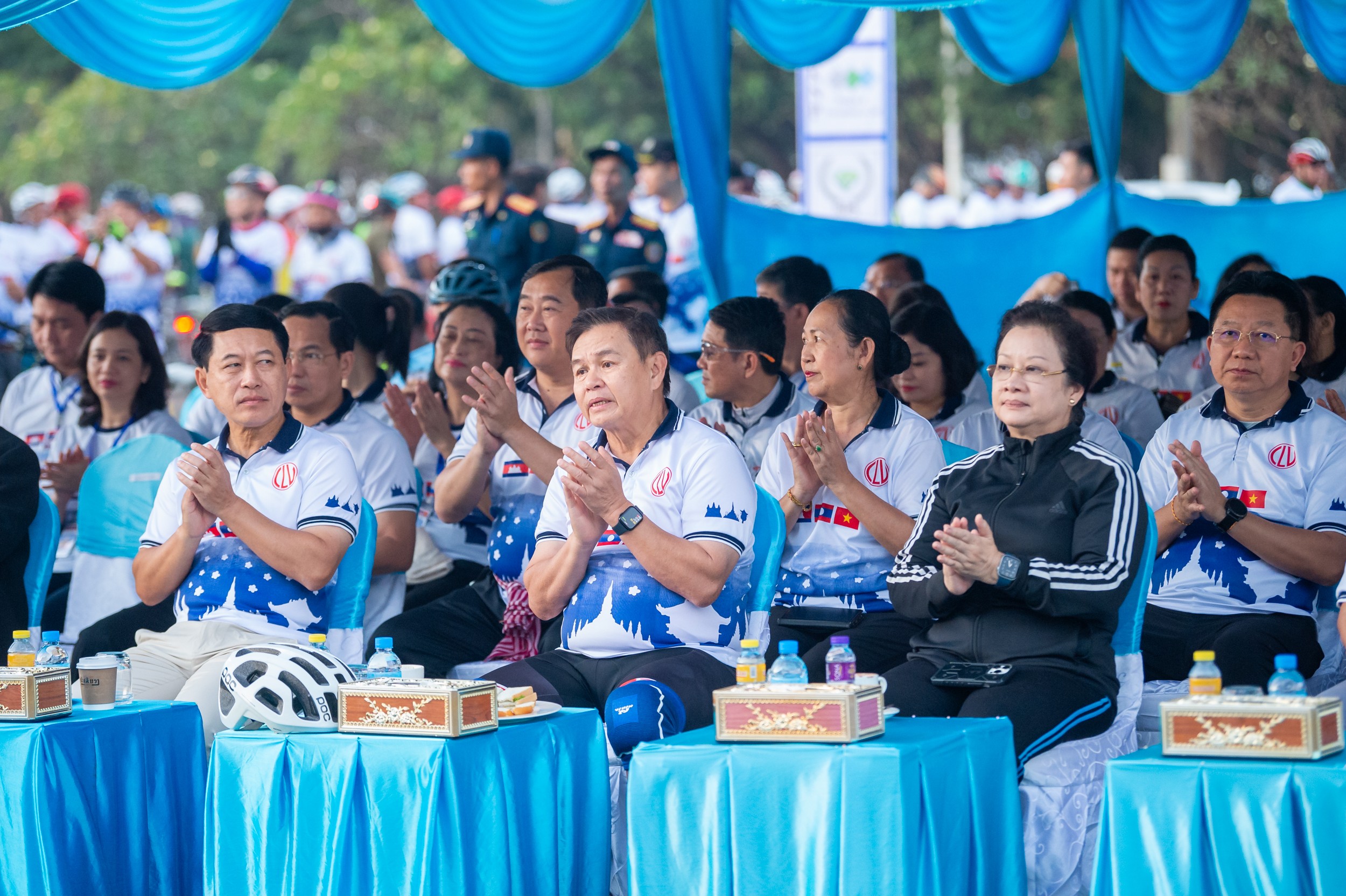 Các đại biểu tại Giải đua xe đạp hữu nghị ba nước Campuchia - Lào - Việt Nam. (Ảnh: Quochoi.vn) Các đại biểu tại Giải đua xe đạp hữu nghị ba nước Campuchia - Lào - Việt Nam. (Ảnh: Quochoi.vn)