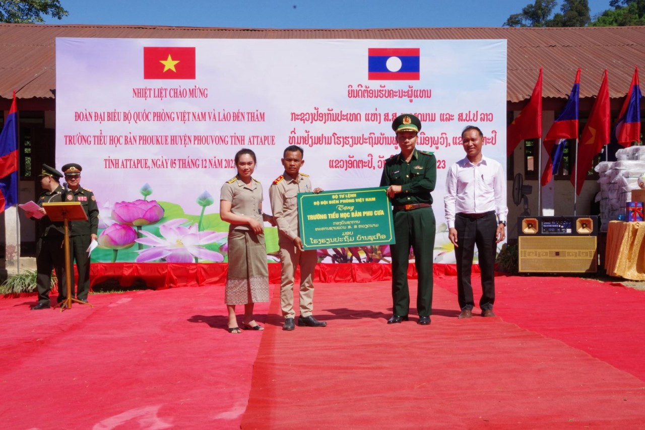 Món quà thiết thực gửi tặng cán bộ chiến sỹ nước bạn Lào Món quà thiết thực gửi tặng cán bộ chiến sỹ nước bạn Lào
