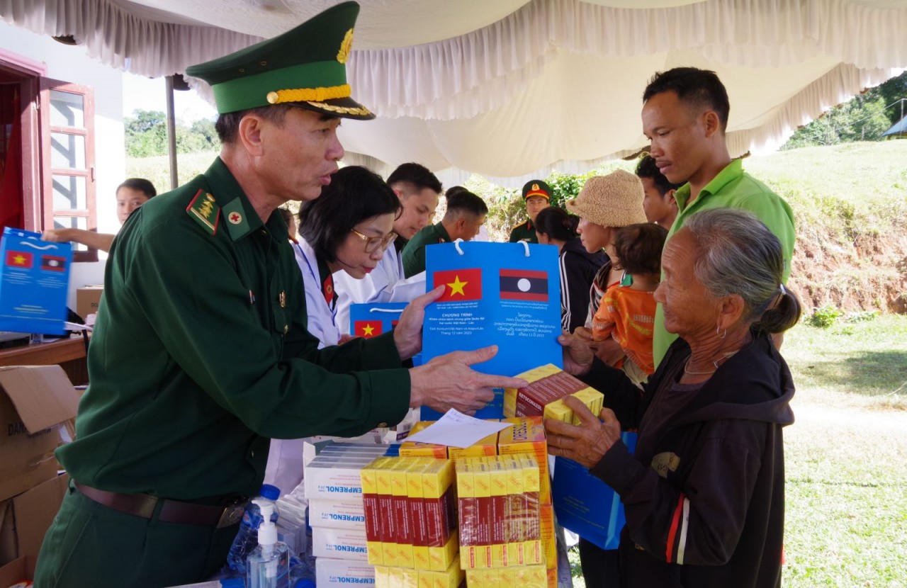 Món quà thiết thực gửi tặng cán bộ chiến sỹ nước bạn Lào Món quà thiết thực gửi tặng cán bộ chiến sỹ nước bạn Lào