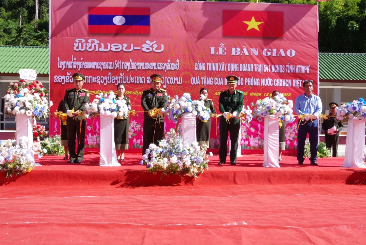 Món quà thiết thực gửi tặng cán bộ chiến sỹ nước bạn Lào Món quà thiết thực gửi tặng cán bộ chiến sỹ nước bạn Lào