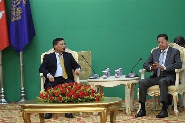 Cambodian Deputy Prime Minister Neth Savoeun (R) receives Vietnamese Ambassador Nguyen Huy Tang in Phnom Penh on December 5. (Photo: VNA) Cambodian Deputy Prime Minister Neth Savoeun (R) receives Vietnamese Ambassador Nguyen Huy Tang in Phnom Penh on December 5. (Photo: VNA)