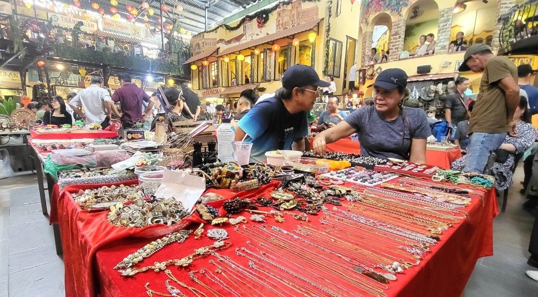 Discover The Unique Flea Market In Ho Chi Minh City Discover The Unique Flea Market In Ho Chi Minh City