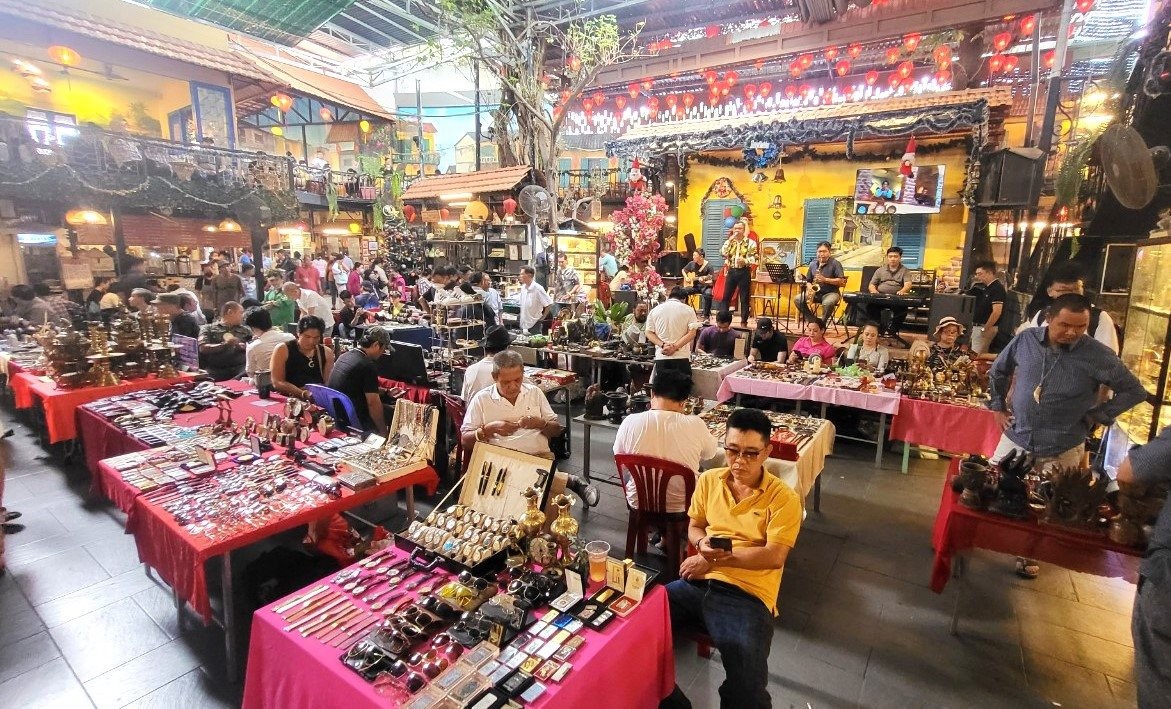 Discover The Unique Flea Market In Ho Chi Minh City Discover The Unique Flea Market In Ho Chi Minh City