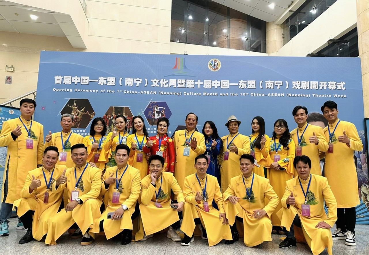 NSND Lệ Ngọc (áo đỏ) chụp ảnh cùng đoàn nghệ sỹ tại Lễ khai mạc Tuần lễ sân khấu Trung Quốc – ASEAN. (Ảnh: Mai Thuỳ) NSND Lệ Ngọc (áo đỏ) chụp ảnh cùng đoàn nghệ sỹ tại Lễ khai mạc Tuần lễ sân khấu Trung Quốc – ASEAN. (Ảnh: Mai Thuỳ)
