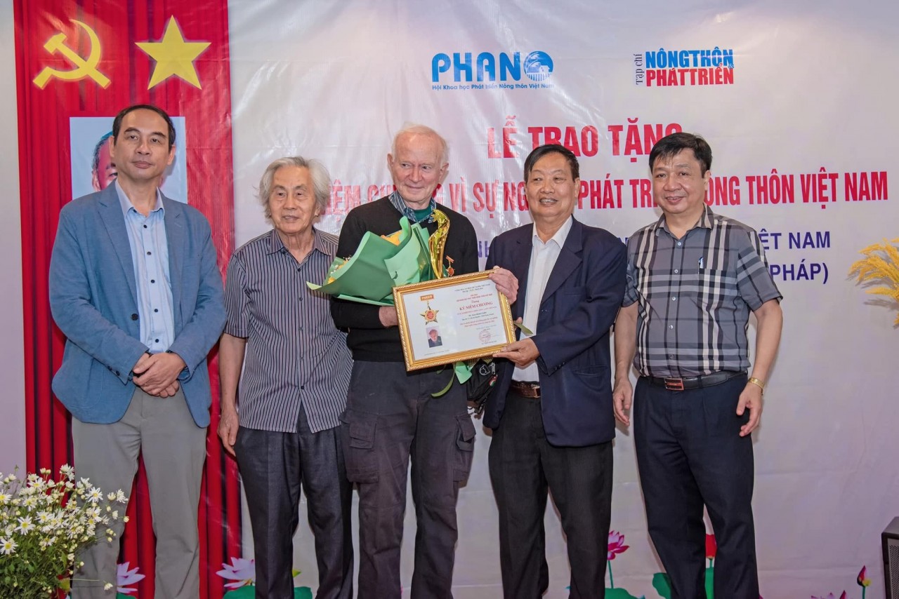 Meritorious Artist's MV Celebrates 50 years of Vietnam - France Ties Meritorious Artist's MV Celebrates 50 years of Vietnam - France Ties