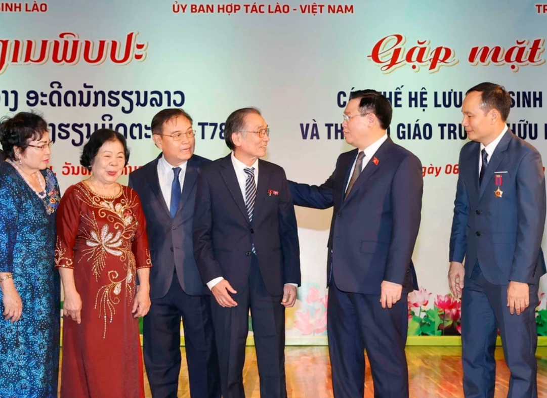 Chủ tịch Quốc hội Vương Đình Huệ, Chủ tịch Quốc hội Lào Saysomphone Phomvihane và đại biểu với các thế hệ lưu học sinh và cán bộ, giáo viên Trường Hữu nghị T78. (Ảnh: Doãn Tấn/TTXVN) Chủ tịch Quốc hội Vương Đình Huệ, Chủ tịch Quốc hội Lào Saysomphone Phomvihane và đại biểu với các thế hệ lưu học sinh và cán bộ, giáo viên Trường Hữu nghị T78. (Ảnh: Doãn Tấn/TTXVN)