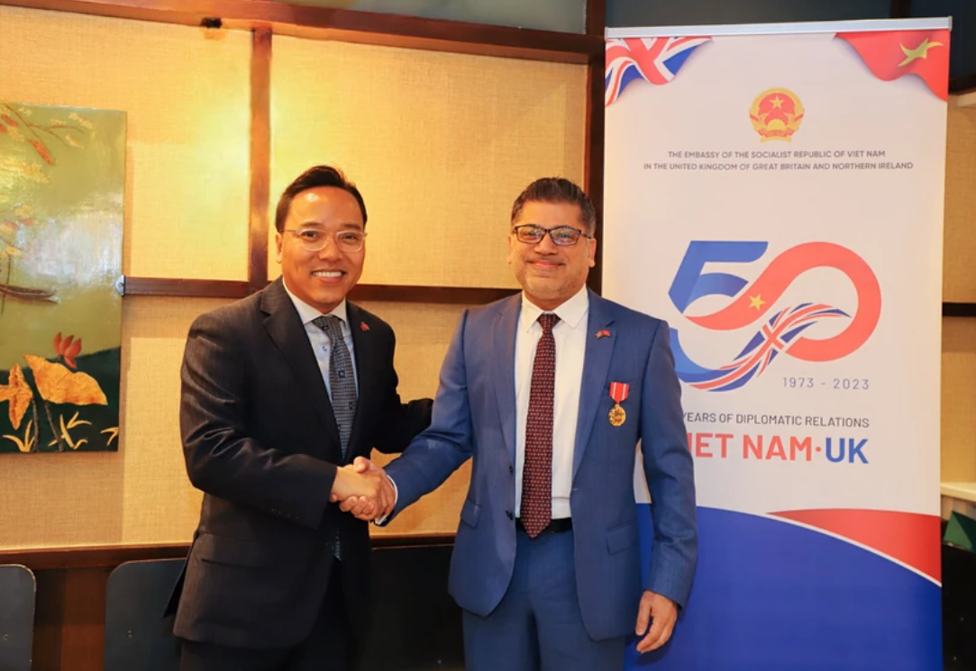 Đại sứ Việt Nam tại Vương quốc Anh Nguyễn Hoàng Long công bố và trao cho Chủ tịch kiêm Tổng Giám đốc AstraZeneca Việt Nam tại Anh. Đại sứ Việt Nam tại Vương quốc Anh Nguyễn Hoàng Long công bố và trao cho Chủ tịch kiêm Tổng Giám đốc AstraZeneca Việt Nam tại Anh.