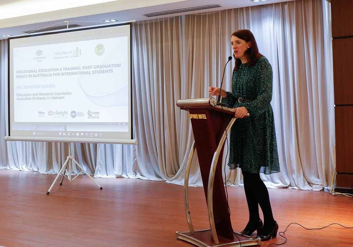 Bà Jennifer Bahen, Tham tán Giáo dục và Nghiên cứu, Đại sứ quán Australia tại Việt Nam. Bà Jennifer Bahen, Tham tán Giáo dục và Nghiên cứu, Đại sứ quán Australia tại Việt Nam.